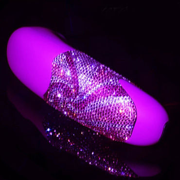 Womanizer W100, розовый с рисунком, Вакуумный стимулятор клитора, инкрустированый кристаллами Swarovski и другие товары Womanizer с фото Womanizer W100, розовый с рисунком, Вакуумный стимулятор клитора, инкрустированый кристаллами Swarovski и другие товары Womanizer с фото